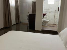APART LyM 1，位于Clorinda的带停车场的酒店