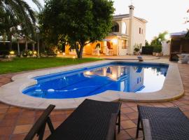 Villa Iluminada con chimenea, barbacoa y piscina cerca Playa，位于埃尔切的酒店