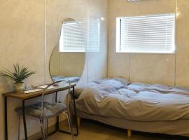 ROOMs 001 カフェ併設 綺麗なワンルーム 分倍河原駅から徒歩3分，位于府中市的酒店
