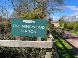 Ningwood Old Station Chalet Ningwood Isle of Wight，位于Isle of Wight的豪华帐篷