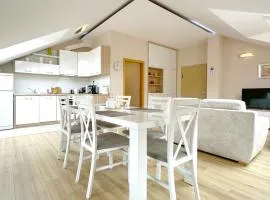 Old City Views - Luxury 2BDR Apt & Free Parking