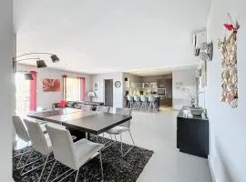 Elegant Design Apt With Balcony And Pool