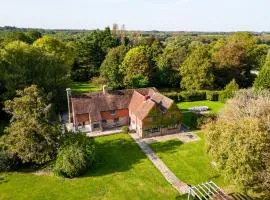 Countryside Retreat packed with Activities Tennis including Hot Tub, BBQ, Darts, Karaoke