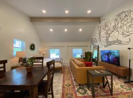 Peaceful Mountain Retreat - 15 Minutes to Downtown Chattanooga，位于Signal Mountain的酒店
