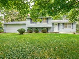 Peaceful Allegany Home, Walk to SBU!，位于Allegany的酒店