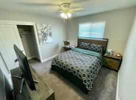 Clubhouse 1316 - Suite 1 in Shared Home，位于坦培的酒店