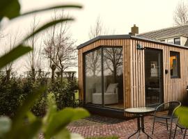 Luxe Tiny House incl Jacuzzi en Strandhuisje in zomerseizoen，位于Meliskerke的小屋