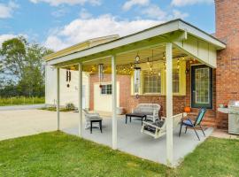 Large Yard and Basketball Hoop Murfreesboro Home!，位于默夫里斯伯勒的酒店