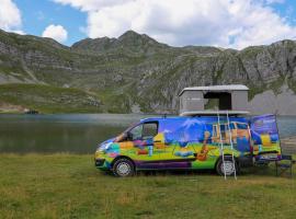 Escape Montenegro Campervan Tranzit，位于波德戈里察的露营地