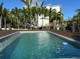 Grande Villa au calme - Vue exceptionnelle - Climatisation - Piscine sel chauffée - Jardin Tropical，位于Vincendo的酒店