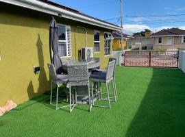 Harbour Oasis Retreat - Charming 2 Bedroom House，位于Old Harbour的酒店