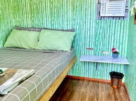 Green Acres Village Cabin Rental with Air conditioner，位于莫阿尔博阿的酒店