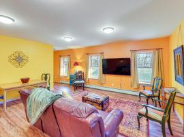 Near Historic Sites Bright Hyde Park Guest Suite，位于海德帕克的酒店