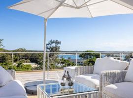 Cloud Nine, 18 Wynne Cres - heated pool, waterviews, beach，位于科莱特的酒店
