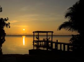 Casa Xchel - Lujo frente a la Bahía piscina jacuzzi y deck，位于Calderitas的酒店