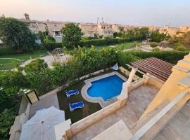 Standalone Villa in New Cairo, Private swimming pool and modern furniture，位于开罗的酒店