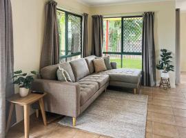 Charming 3-Bedroom 2-Bathroom Townhouse，位于North Mackay的酒店