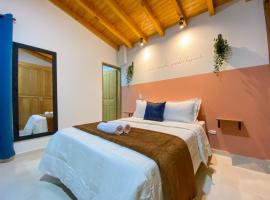 Serenity Room - a solo una cuadra del parque，位于Carmen de Viboral的酒店