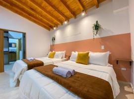 Fraternity Room - a solo una cuadra del parque，位于Carmen de Viboral的酒店