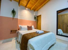 Prosperity Room - a solo una cuadra del parque，位于Carmen de Viboral的酒店