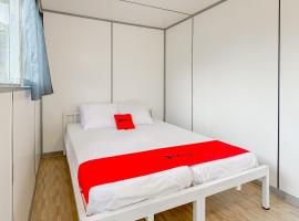 RedDoorz near Dusun Bambu Resort，位于Tegalharendong的酒店