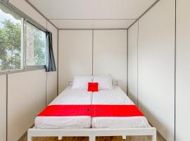 RedDoorz near Dusun Bambu Resort，位于Tegalharendong的酒店