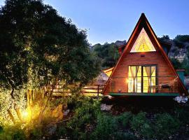 Warm Family Glamping Cabin with Kids Playground，位于Arakapas的酒店