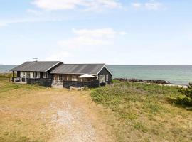 Welcoming Holiday Home Right Down To The Water，位于勒维的酒店