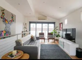 Designer townhome adjacent to East Brunswick Village 2min to tram plus private parking