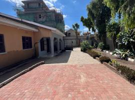 Amani House - Bed and Breakfast，位于阿鲁沙的带热水浴缸的酒店