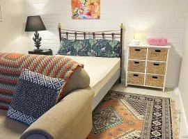 Guest suite-2 beds,private entry, bathroom & laundry