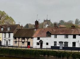 Bewdley River Cottage - Free private gated parking for 2 cars - River front location，位于布由德利的酒店