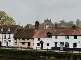 Bewdley River Cottage - Free private gated parking for 2 cars - River front location