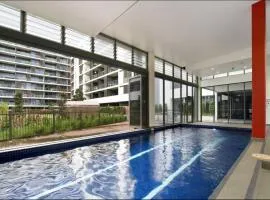 Cozy Zetland 2 bedroom apt with pool, gym and parking
