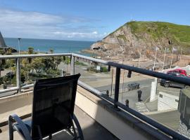 2 Bed Ilfracombe Seafront Apartment with stunning views，位于伊尔弗勒科姆的酒店