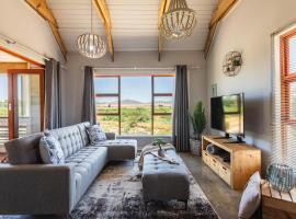 Hephzibah Inn River Cabin，位于Hermon的酒店