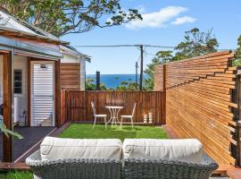 Romanic Garden View 1 bed Apartment with ocean views at Stanwell Tops，位于斯坦威尔公园的酒店