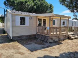 Camping 4 étoiles - Piscine - ef0ihh，位于Proissans的酒店
