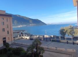 Mira Capri，位于卡斯特拉玛雷帝斯达比亚的酒店