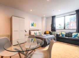 Apartment Thirty Three Staines Upon Thames - Free Parking - Heathrow - Thorpe Park，位于斯坦斯的酒店