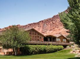 Red Cliffs Lodge Moab，位于摩押的木屋