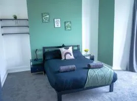 7 Spacious Rooms in Central Swansea - Great for Groups