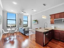 Modern 1BR with Rooftop Pool & Gym