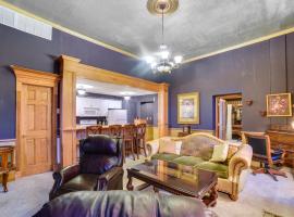 Yankton Apt 1 Mi to Mount Marty University!，位于Yankton的酒店