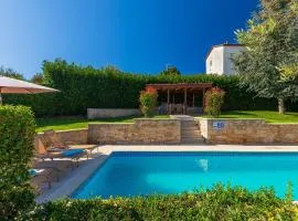 Faszinierendes Ferienhaus mit Privatpool, Volleyballfeld, Fussballplatz, Trampolin beim bekannten Radweg Parenzana