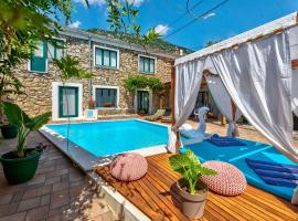 Mediterranes Ferienhaus mit Boulebahn, Spielplatz, Outdoor-Kueche, Tischtennis, Privatpool，位于Drivenik的酒店