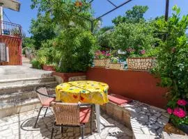 Nostalgisches Apartment nur 500 Meter zum Strand mit privater Terrasse, Meerblick, Grill