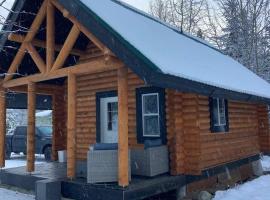 Lofted log cabin with fire table，位于基洛纳的酒店