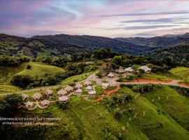 Eco Luxe Glamping Tent - King Bed at Holos，位于Barú的酒店