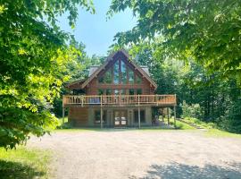 Chalet des Pionniers SPA, BBQ, JEUX，位于Labelle的酒店